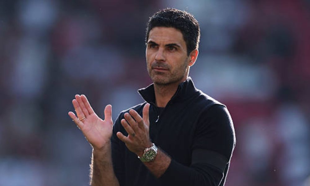 Mikel Arteta applauding Arsenal fans