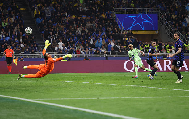 Lamine Yamal against Yann Sommer.