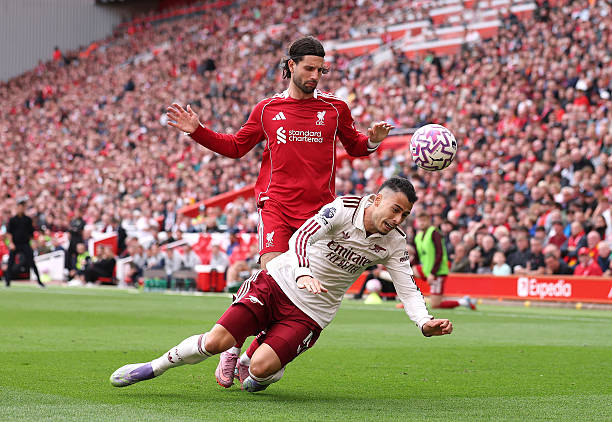 Gabriel Martinelli falls to the floor after a coming together with Dominik Szoboszlai.