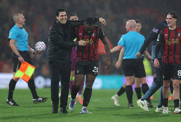 Andoni Iraola celebrates with Antoine Semenyo.