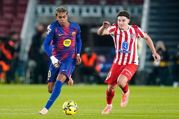 Lamine Yamal and Julian Alvarez fight for the ball