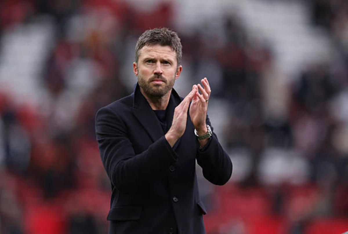 Michael Carrick applauding the Man United supporters after winning the Manchester Derby.