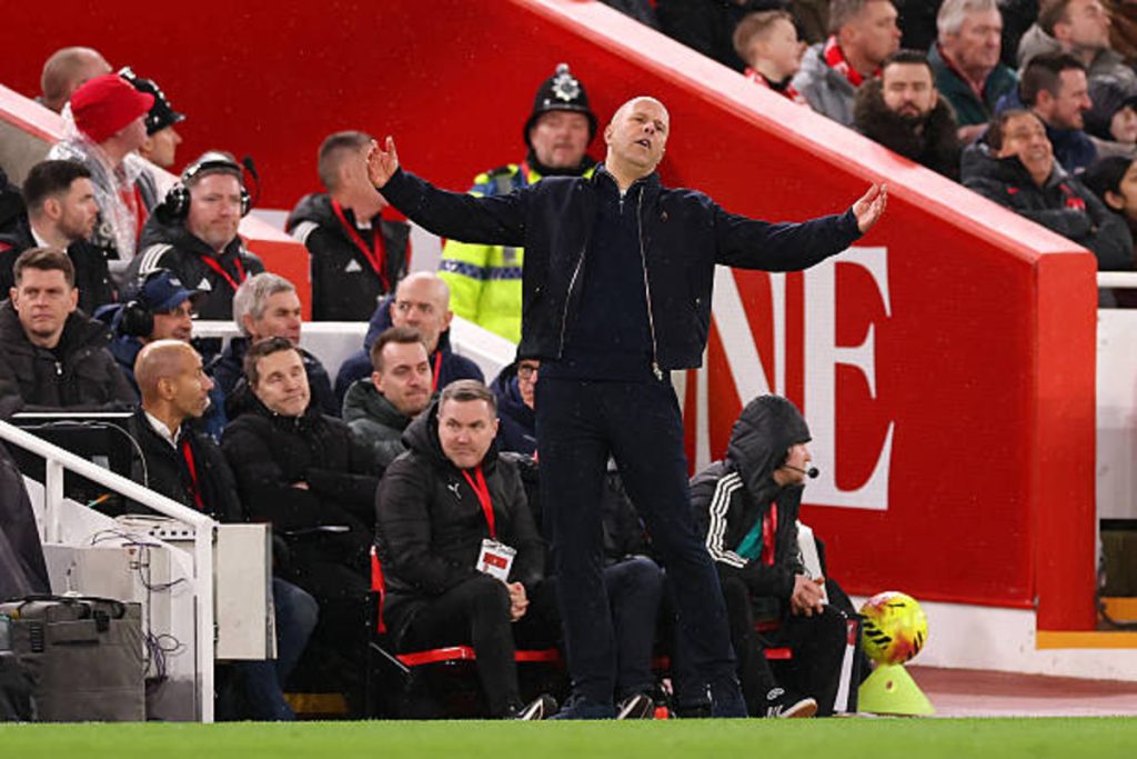 Arne Slot v Manchester City, frustrated